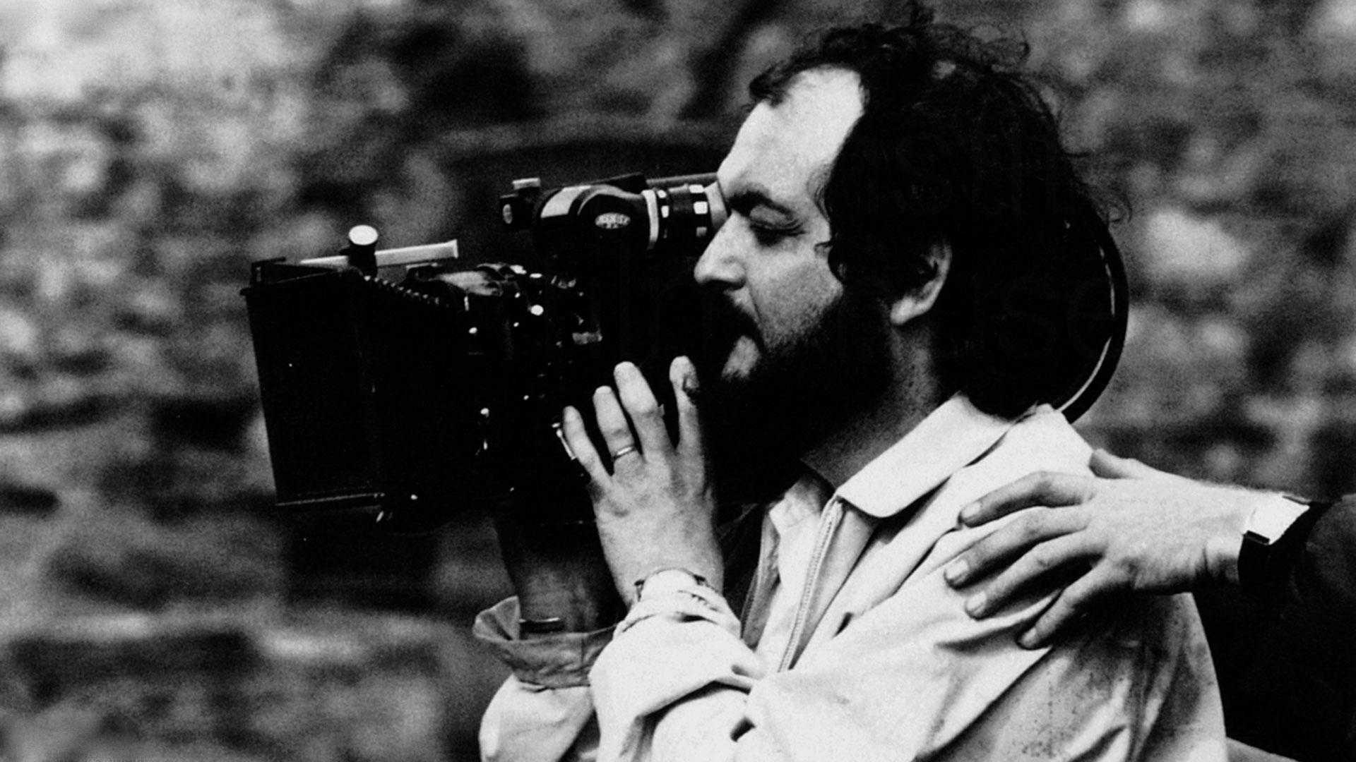 Stanley Kubrick, i 94 anni del grande maestro americano Stanley Kubrick, fonte wallpaper.dog