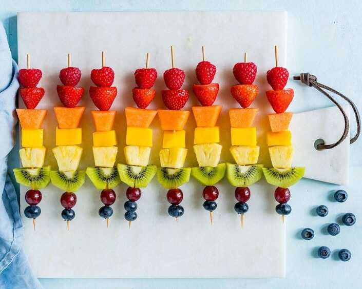 Spiedini di frutta: varianti estive da provare