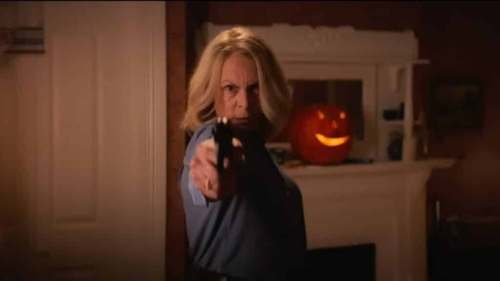 Laurie Strode (Jamie Lee Curtis) impugna una pistola determinata a porre fine all'incubo di Halloween, da una scena di "Halloween Ends" - web