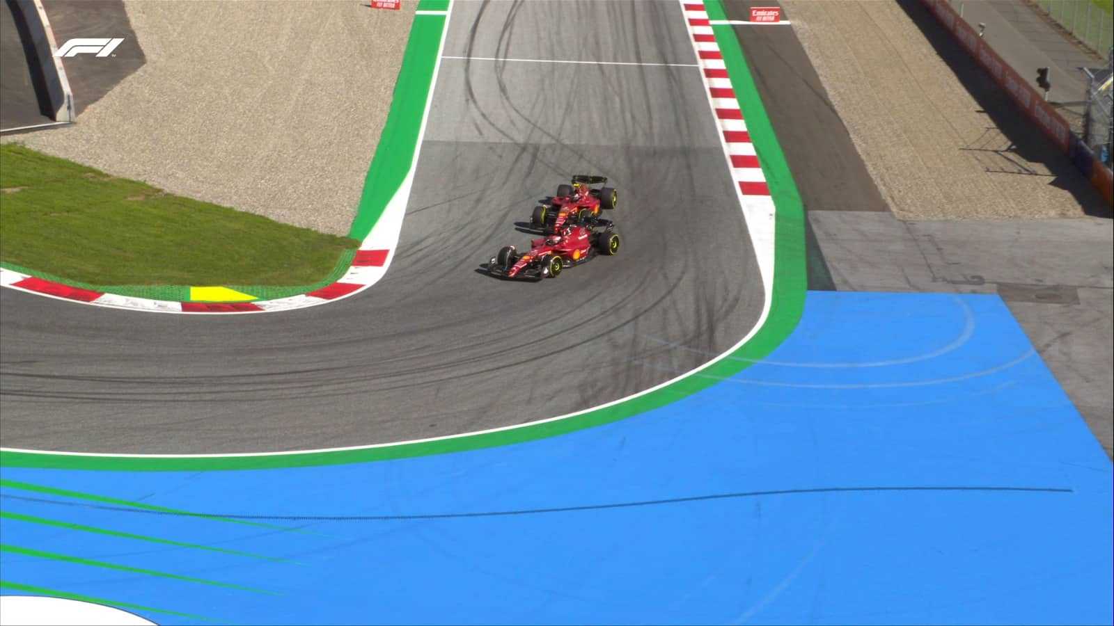 Leclerc-Sainz, la lotta tra le due Ferrari che fa godere Verstappen
