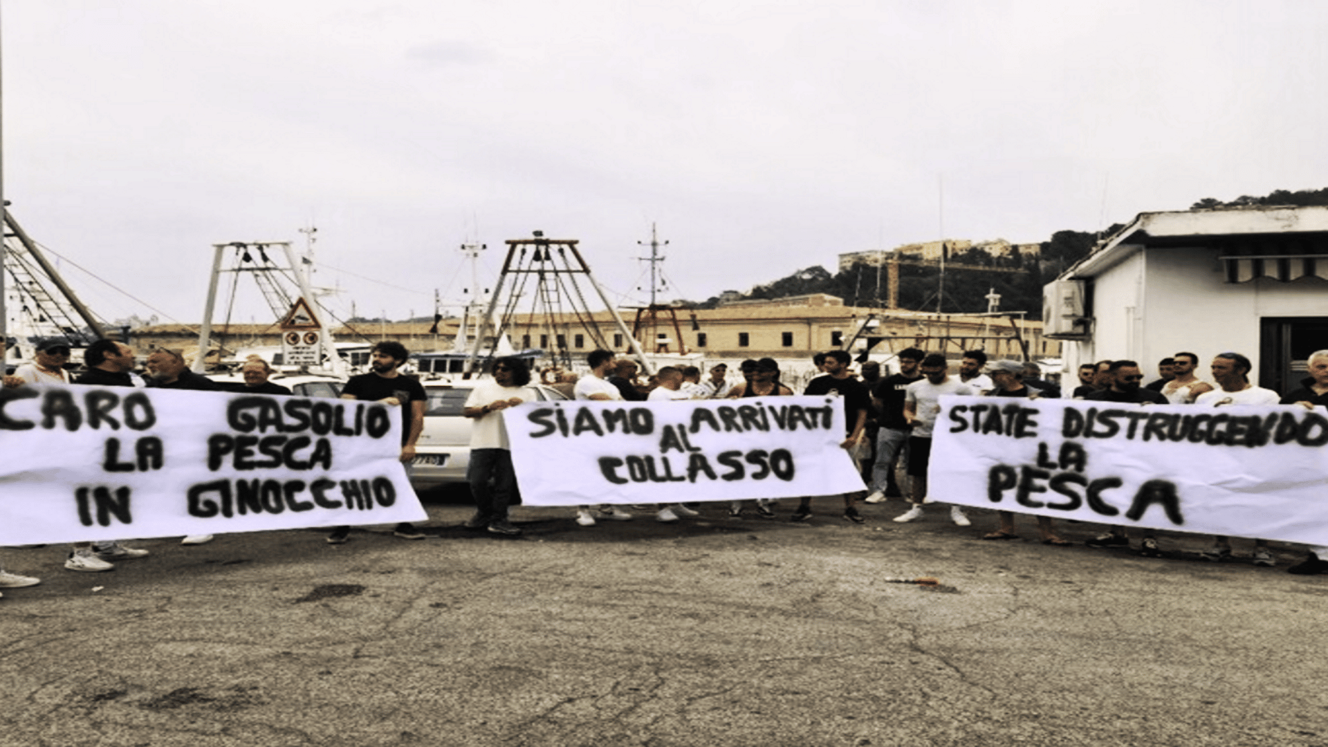 Pescatori arrabbiati fermi in banchina