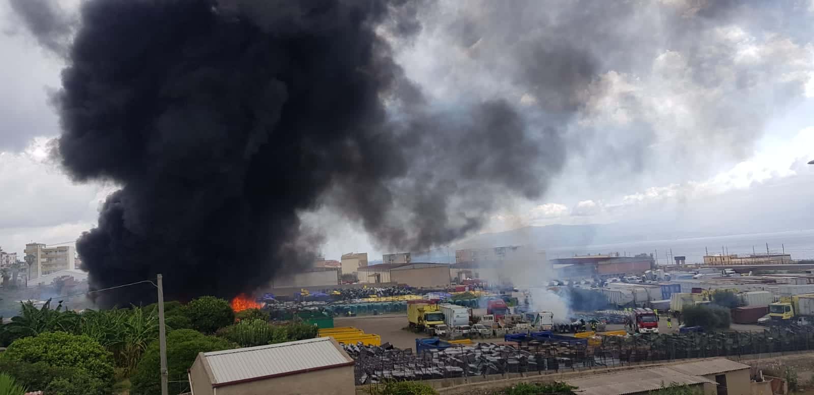 Incendio a Messina, quartiere coperto da fumo nero incendio messina