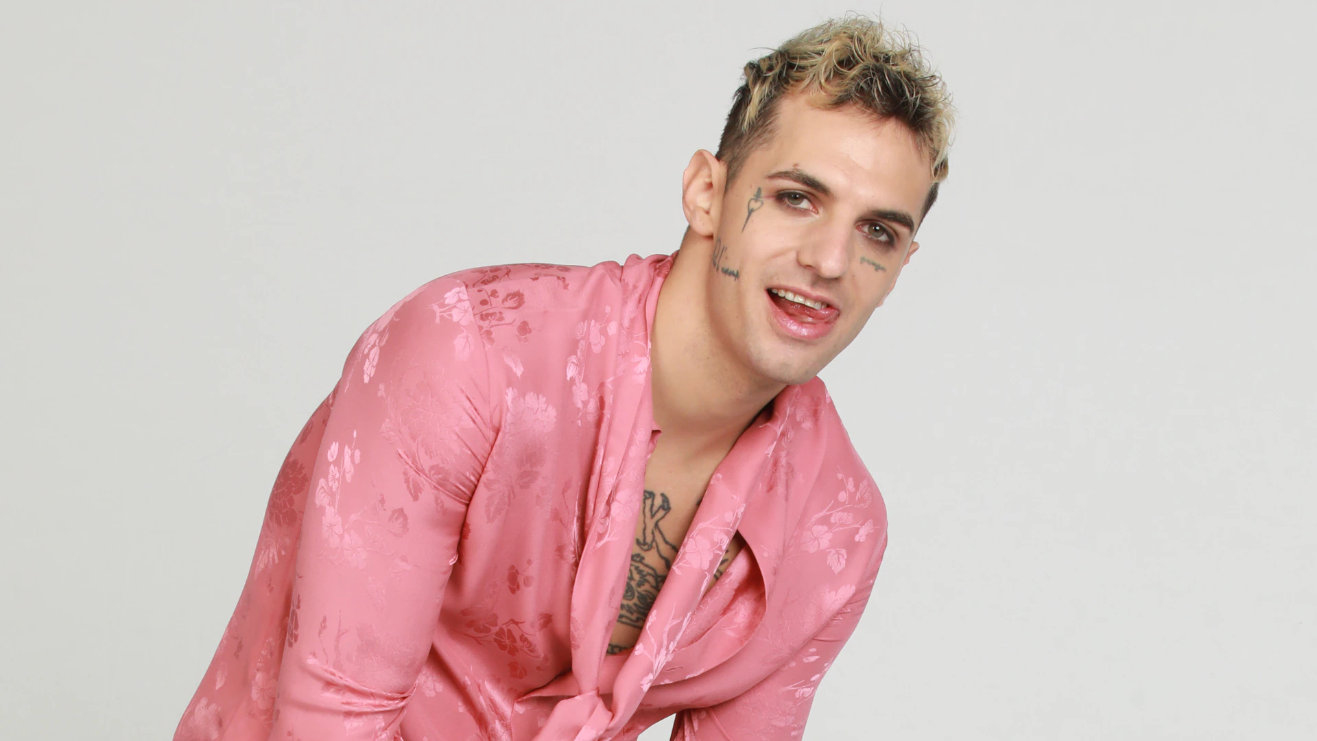 Achille Lauro, 32 anni di irriverenza per il cantante di “Me ne frego” Achille Lauro