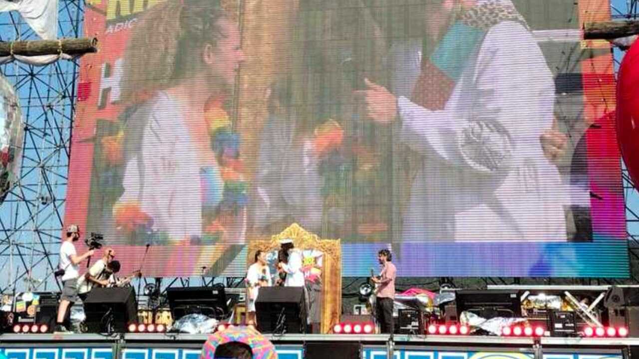 Jova Beach Party, Jovanotti celebra sul palco il matrimonio di Sara e Silvia Jova Beach Matrimonio
