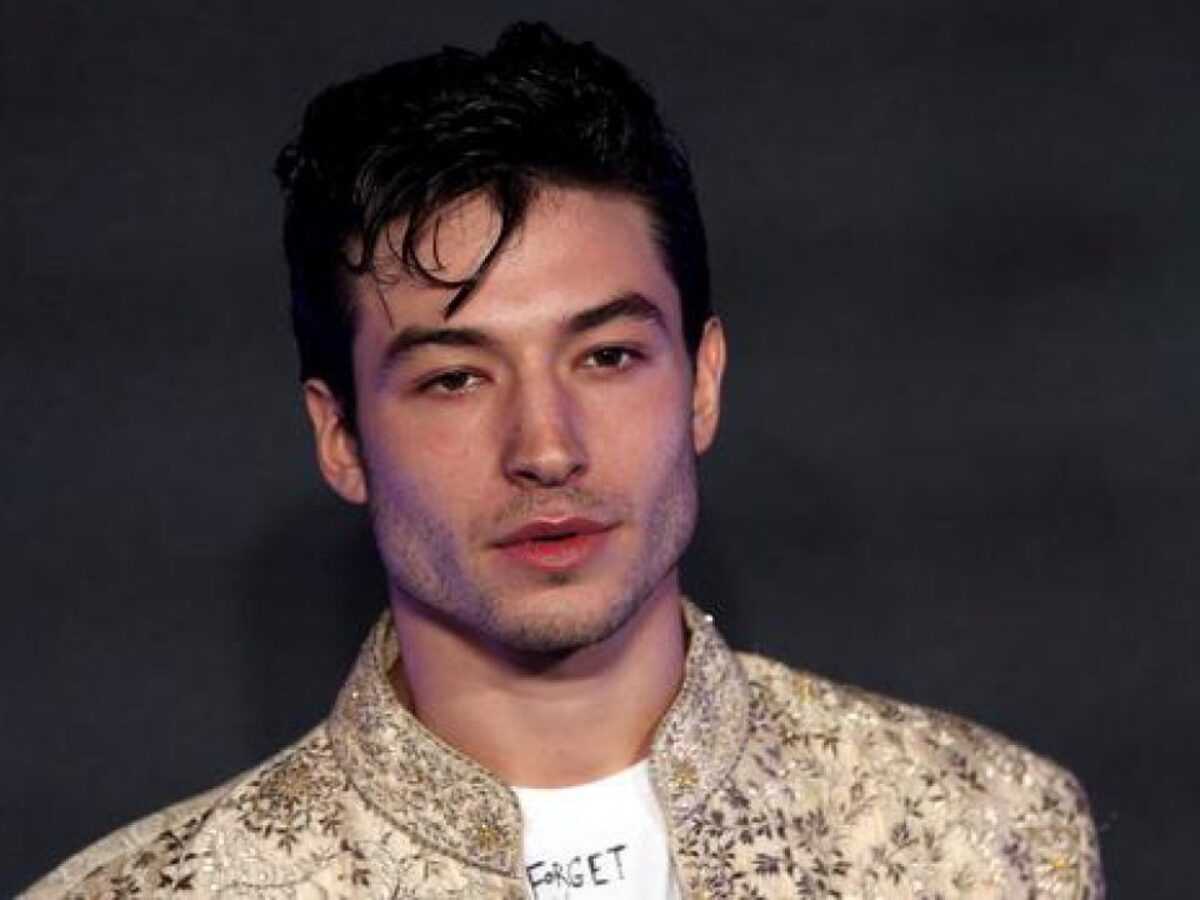 Ezra Miller in fuga negli USA: l’attore sarebbe armato e con un giubbotto antiproiettile Ezra Miller Fuga Usa