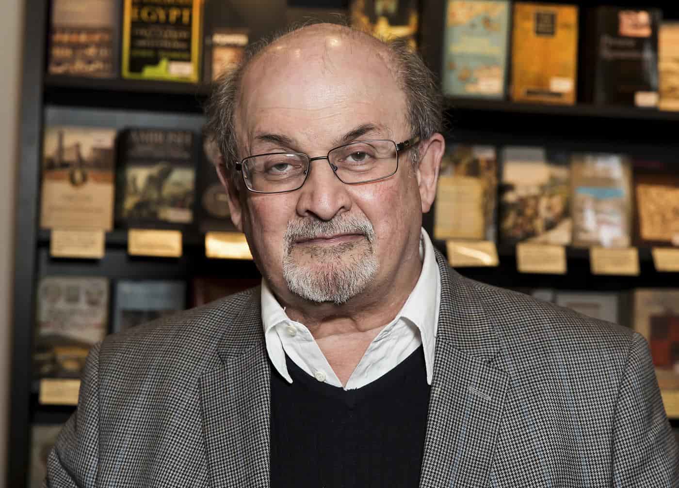 Salman Rushdie, lo scrittore accoltellato a New York: rischia un occhio