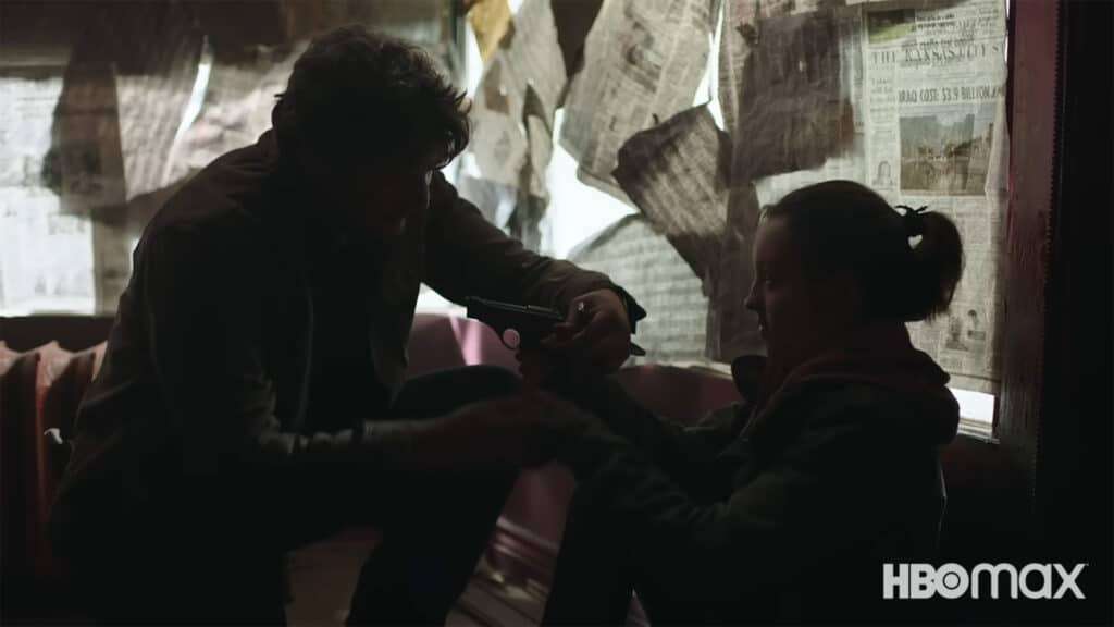 Nella penombra Joel (Pedro Pascal) ed Ellie (Bella Ramsey) si preparano a fronteggiare i pericoli della Terra postapocalittica in una scena di "The Last of Us" - HBO Max