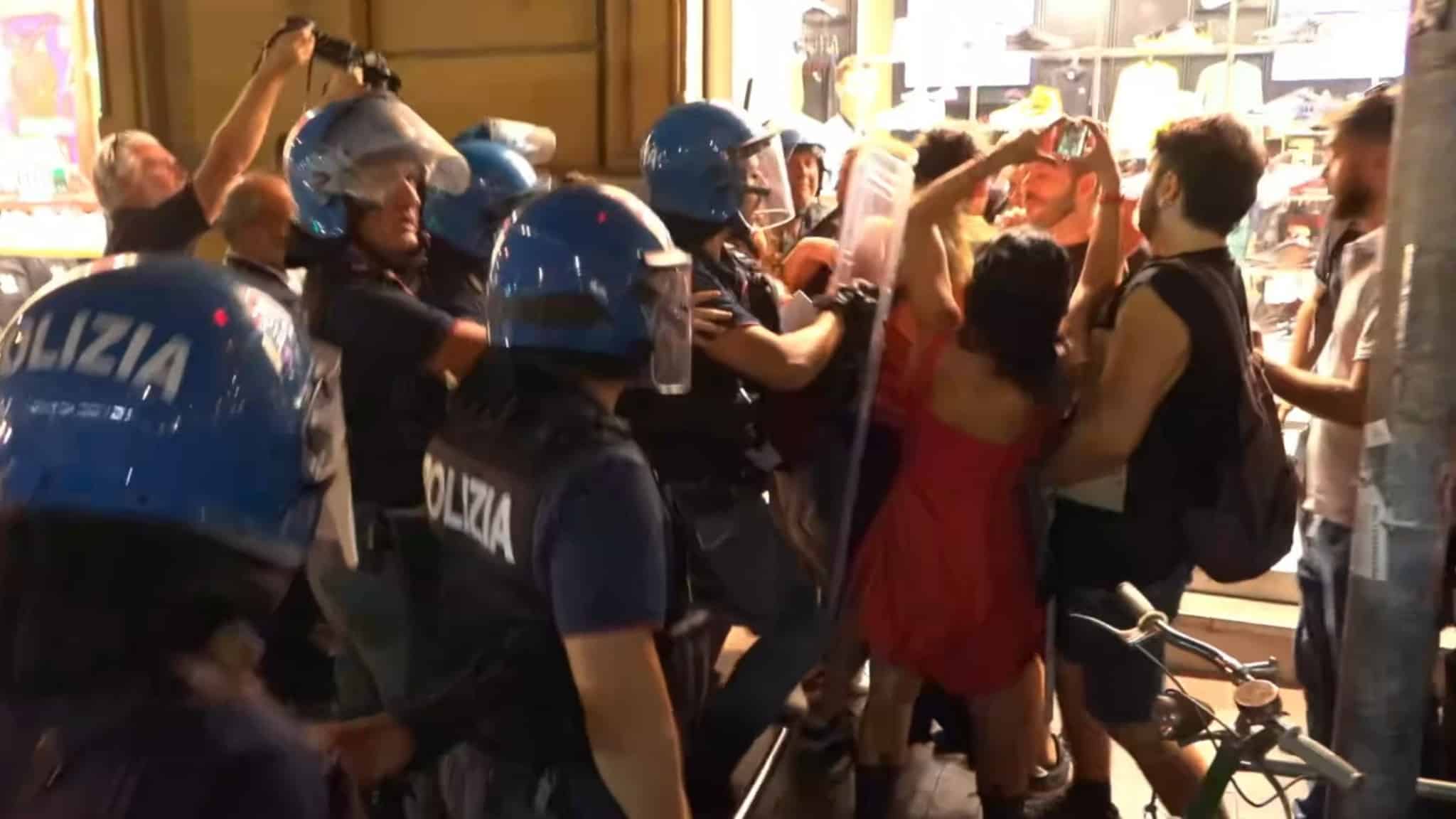Meloni a Palermo: carica di polizia sui manifestanti, colpita una giornalista meloni palermo polizia