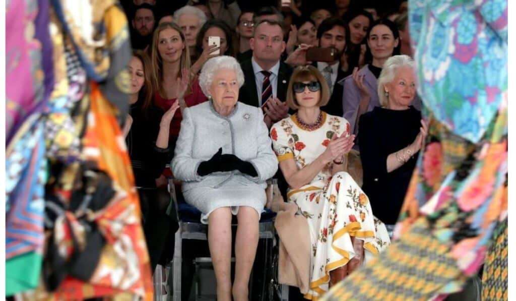 Sfilata Richard Quinn,  Elisabetta II e Anna Wintour