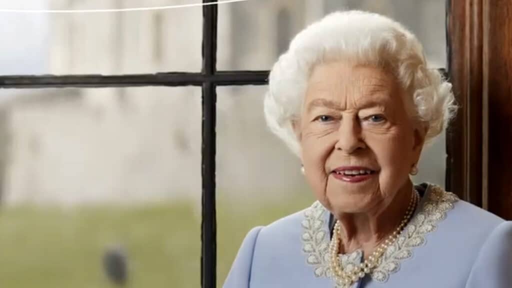 "L'Abbraccio Di Londra", lo speciale TG5 di oggi seguirà il corteo che porterà la Regina Elisabetta II a Westminster Hall