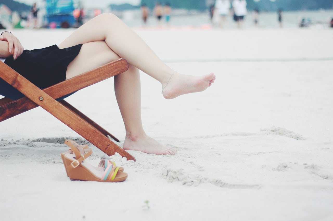 Moda donna: i sandali con la zeppa si confermano tra gli evergreen dell’estate sandali con zeppa