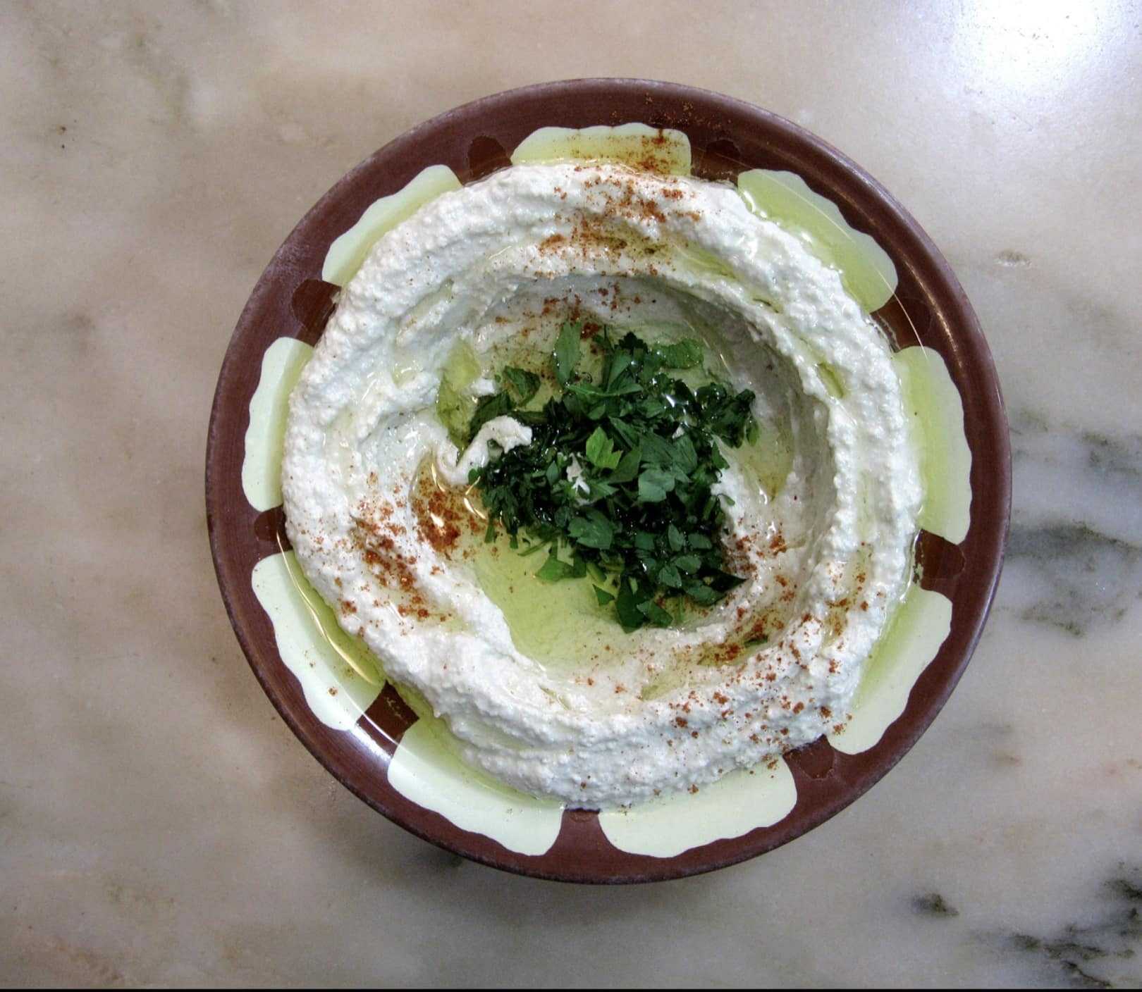 L’hummus perché piace, fa bene e come si prepara Hummus photo credits wikipedia