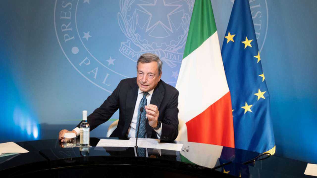 Mario Draghi saluta i giornalisti: “Un’esperienza straordinaria, buona coscienza per il lavoro fatto”