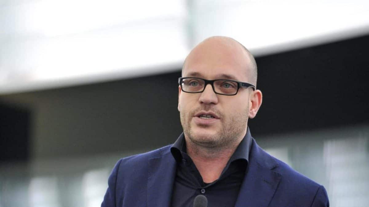 Pro Putin, contro i diritti delle donne e della comunità LGBTQI+: chi è Lorenzo Fontana