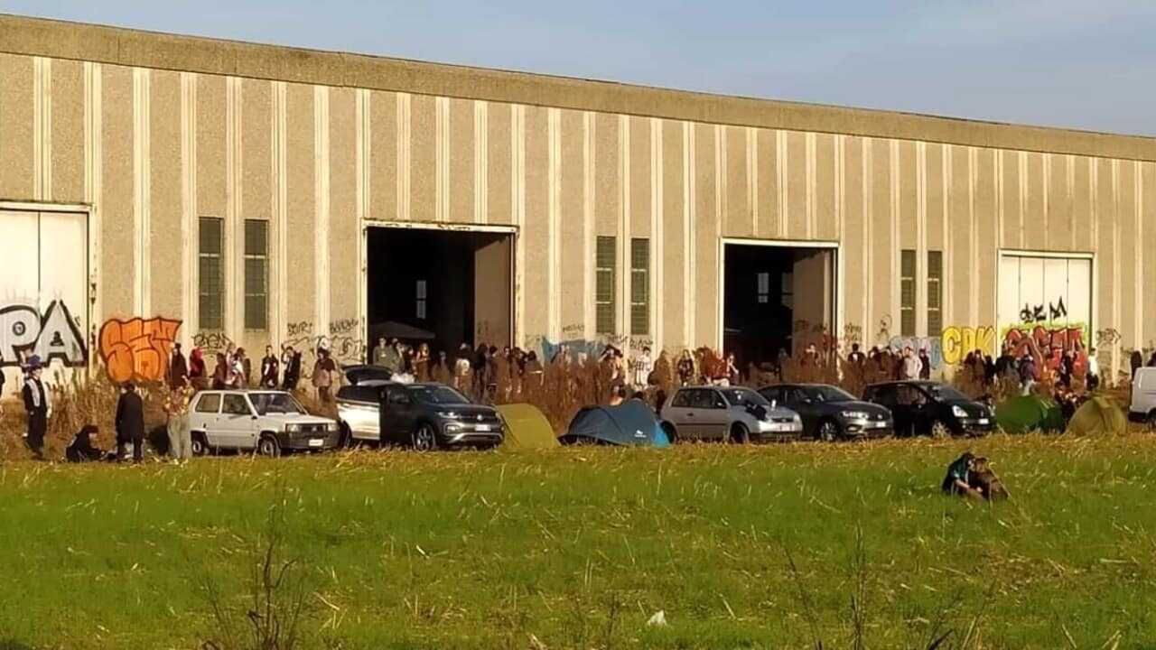Rave party a Modena: si inizia a sgomberare, l’edificio è instabile