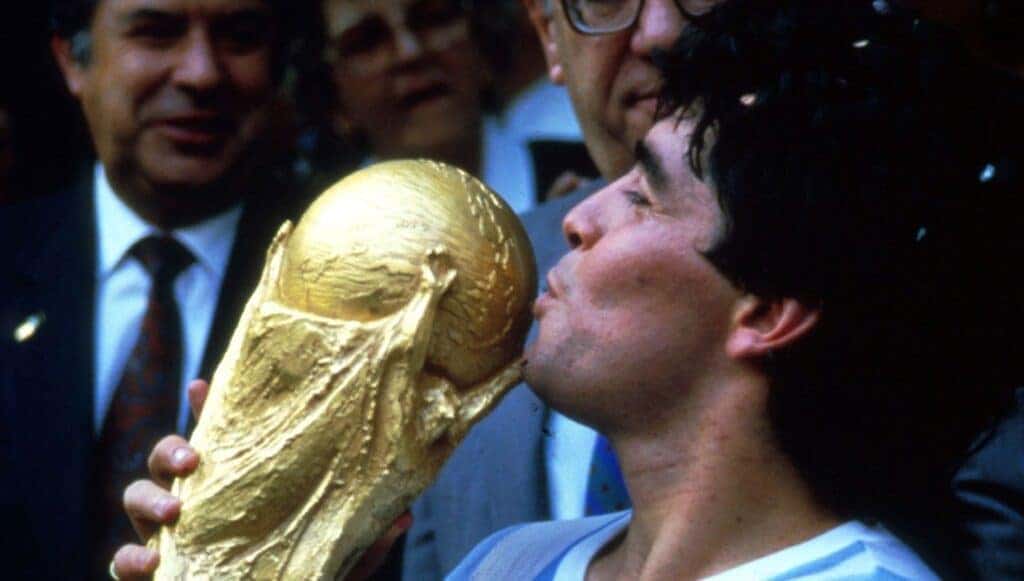 Maradona con la coppa The world cup