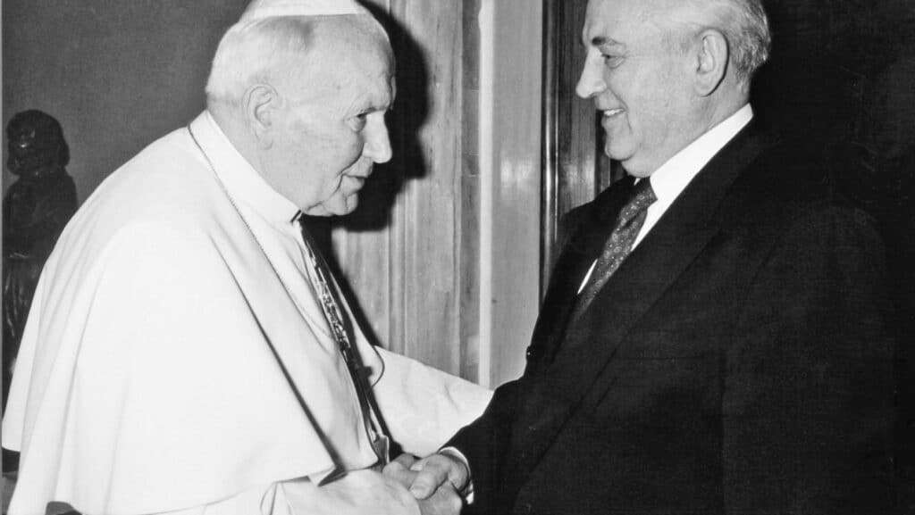 Stretta di mano Gorbaciov e Papa Giovanni Paolo II