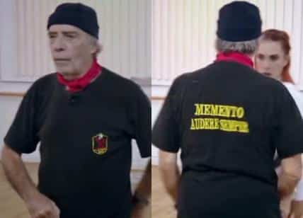 Enrico Montesano espulso da “Ballando con le Stelle”: maglietta fascista durante le prove Photo credits: Mantovauno.it