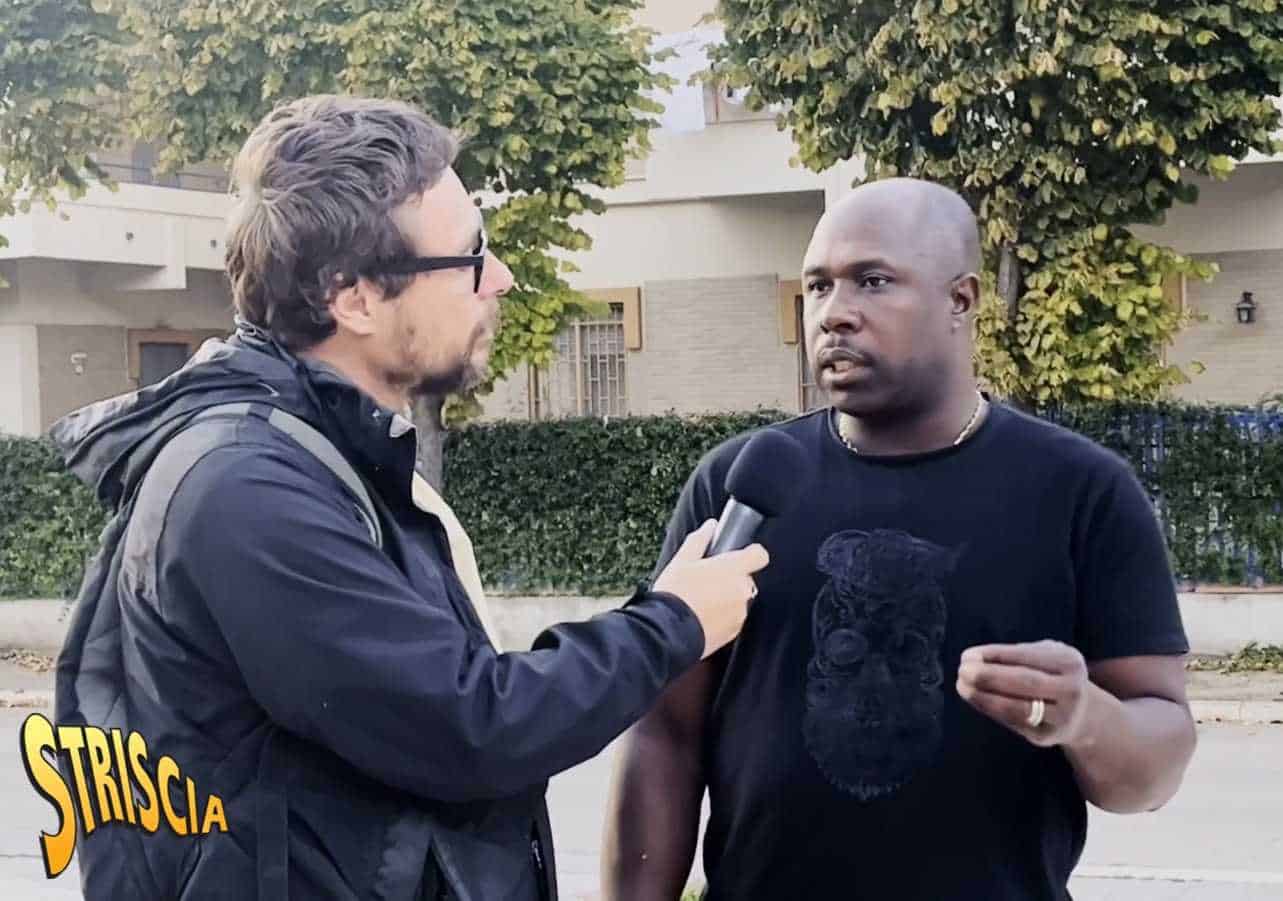 Striscia la Notizia, ” caso Aboubakar”: «50 euro per i selfie con lui, pagati per protestare»