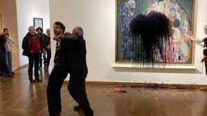Vienna, gli ambientalisti colpiscono ancora: imbrattato il dipinto di Klimt