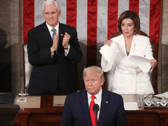 Nancy Pelosi che nel 2020 strappava il discorso di Donald Trump. -Photo Credits:corriere.it