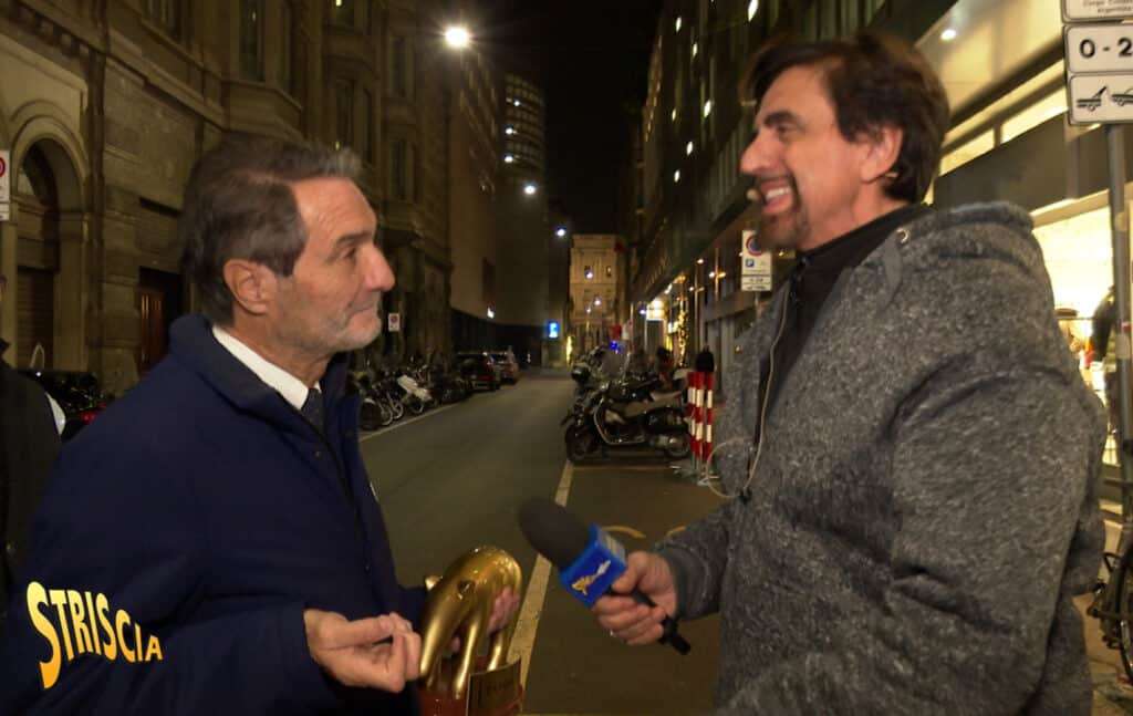 Striscia La Notizia, Staffelli consegna il Tapiro D'Oro al presidente della regione Lombardia Attilio Fontana