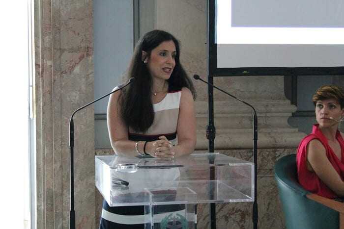 Atene, attentato al Primo Consigliere Susanna Schlein: auto in fiamme