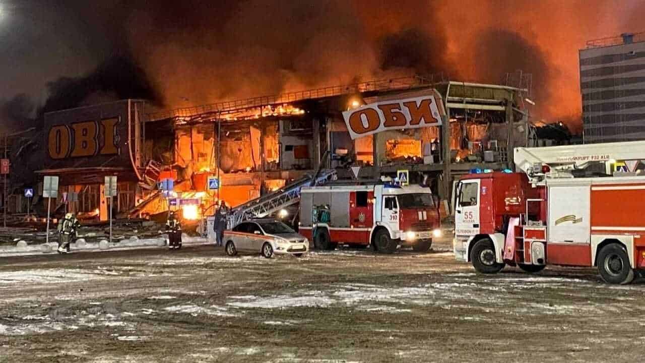 Mosca, gigantesco incendio nel centro commerciale