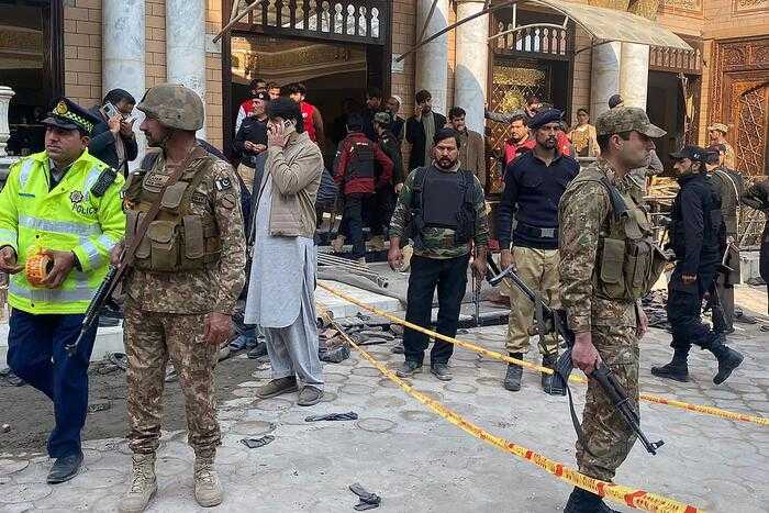 Attacco suicida in Pakistan: morte 89 persone in una moschea