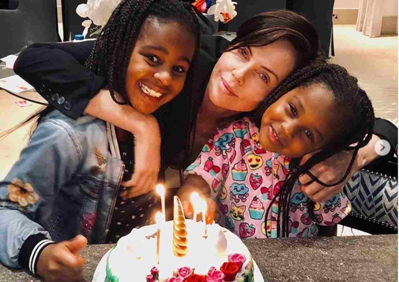 Charlize Theron, chi sono i figli Jackson e August: “Mio figlio si sente una bambina e io lo assecondo”