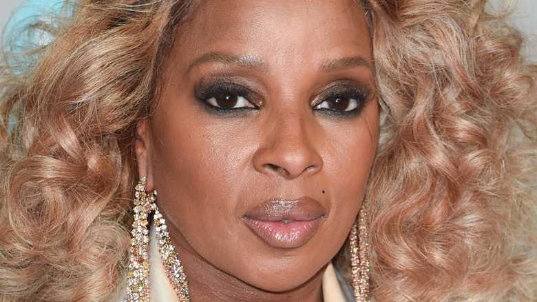 Mary J. Blige queen dell’R&B: tra difficoltà e l’onda del successo Mary J. Blige queen dell'R&B- photo credits https://italian.news24viral.com/la-verita-non-raccontata-di-mary-j-blige/