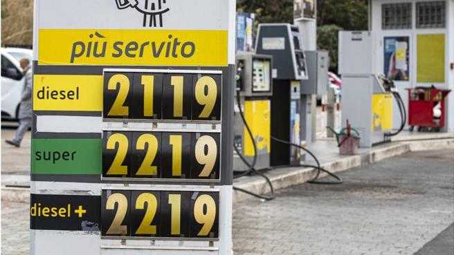 Caro benzina, la mossa del governo: obbligo di cartello con due prezzi Photo Credits:corriere.it