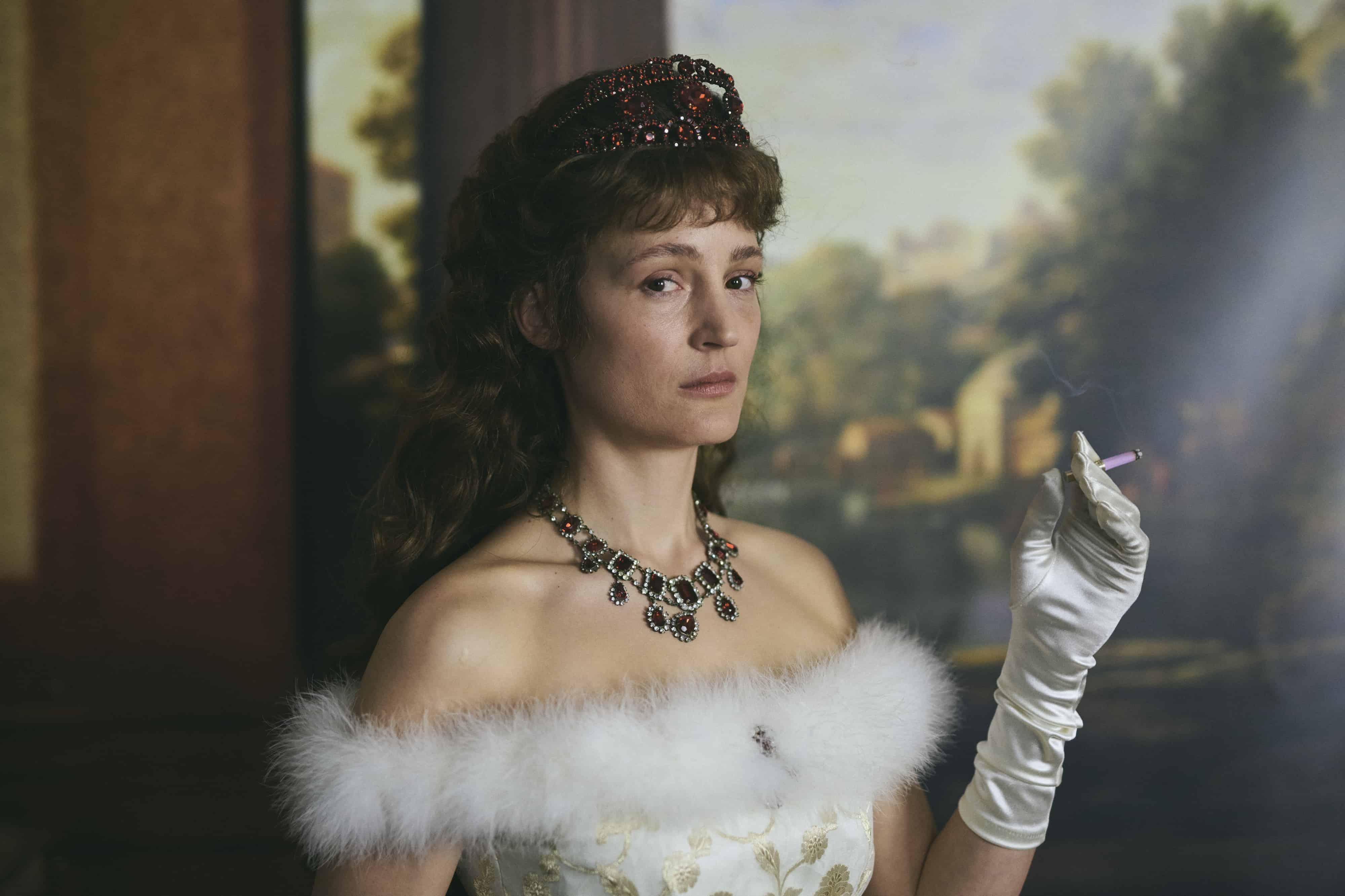 Il corsetto -troppo stretto- dell’Imperatrice https://www.corsagemovie.com/