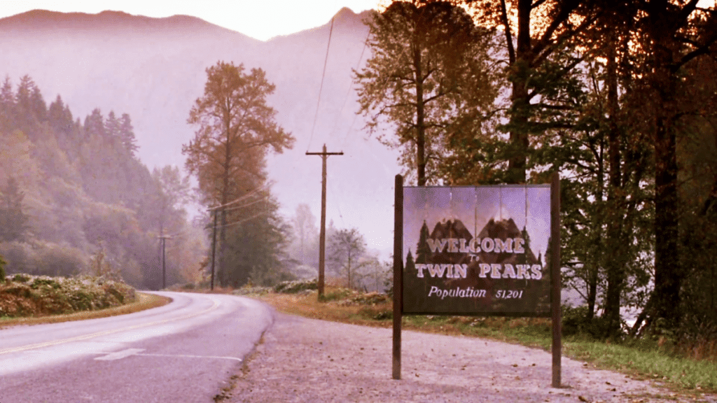 Twin Peaks: i luoghi della serie di David Lynch L'insegna all'ingresso di Twin Peaks. Photo Credits: pansepol.it