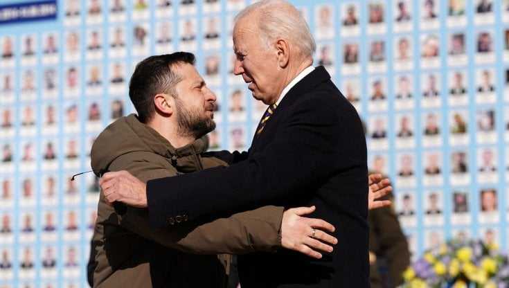 Biden a sorpresa a Kiev, l’abbraccio con Zelensky:”Questa visita è una vittoria”