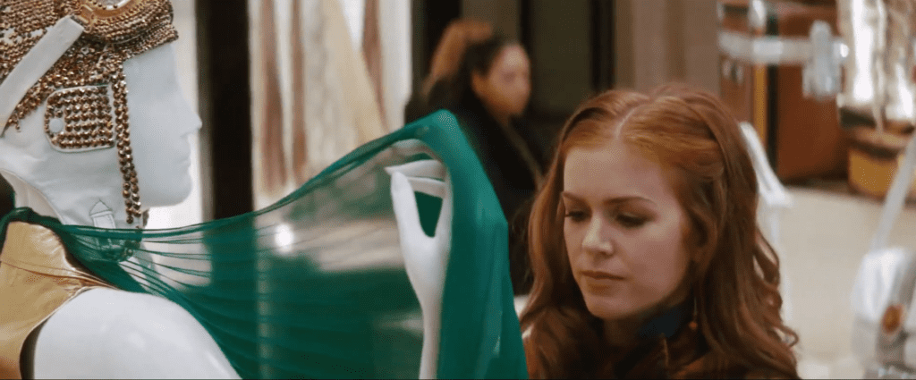 Fotogramma dal film "I love shopping". La sciarpa verde.