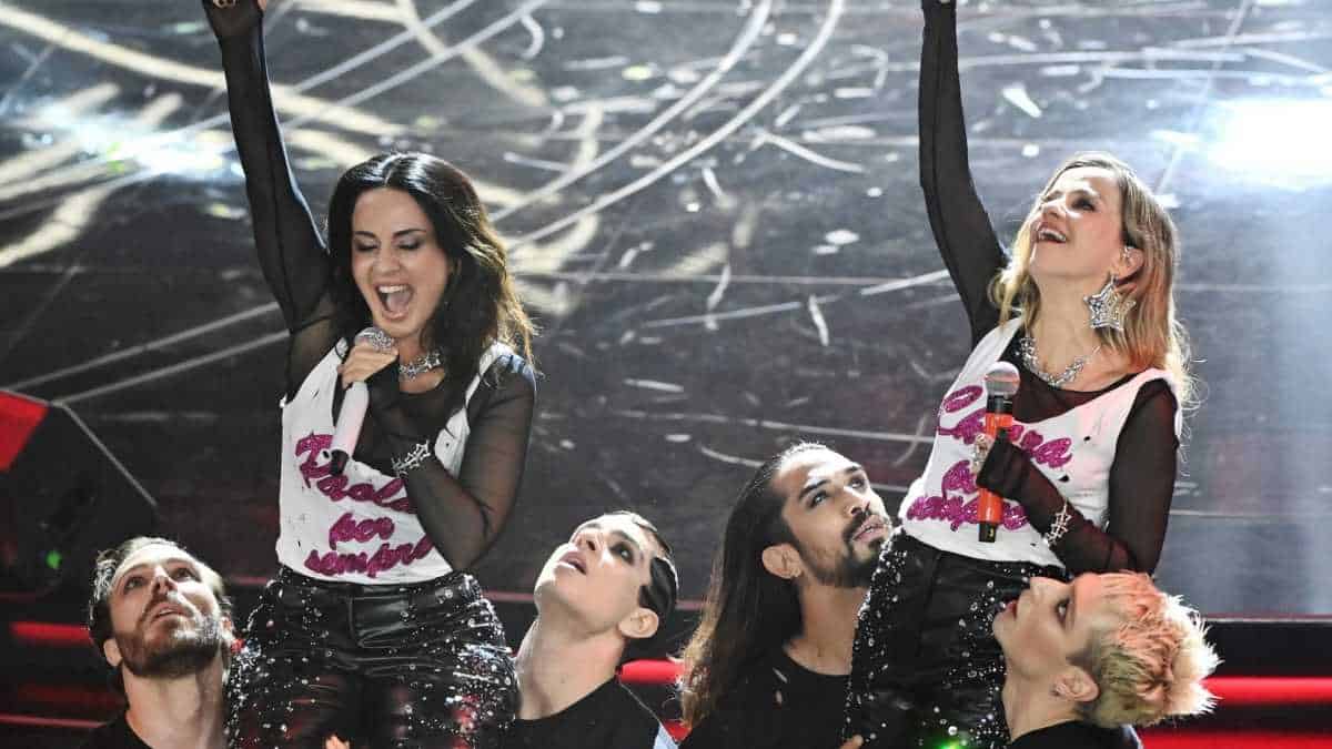 Tutti i look della quarta serata di Sanremo 2023: trionfa il nero egocentrico
