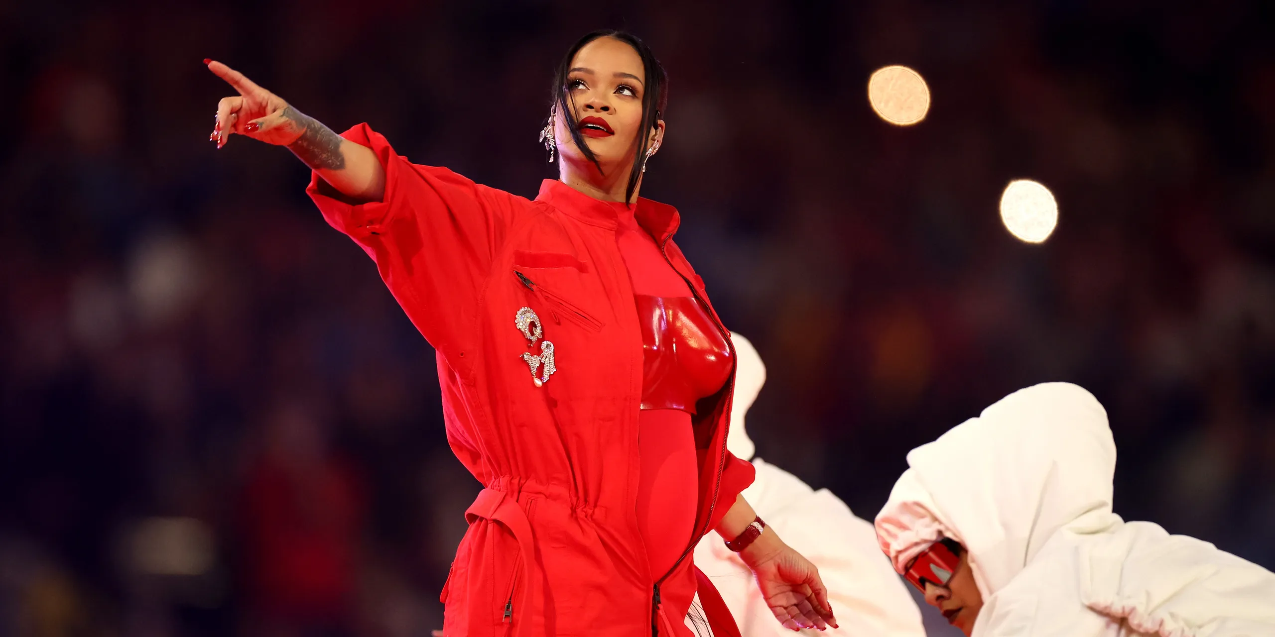 Rihanna al Super Bowl 2023: la queen in rosso fuoco e l’annuncio della seconda gravidanza