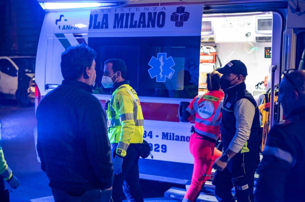 Milano, passanti accoltellati da un 23enne milano passanti accoltellati rapinati