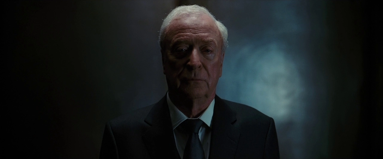 Il ritratto cinematografico del gentleman britannico: i ruoli iconici di Michael Caine Michael Caine in “Il Cavaliere Oscuro – Il Ritorno ” – Photo Credits imdb.com
