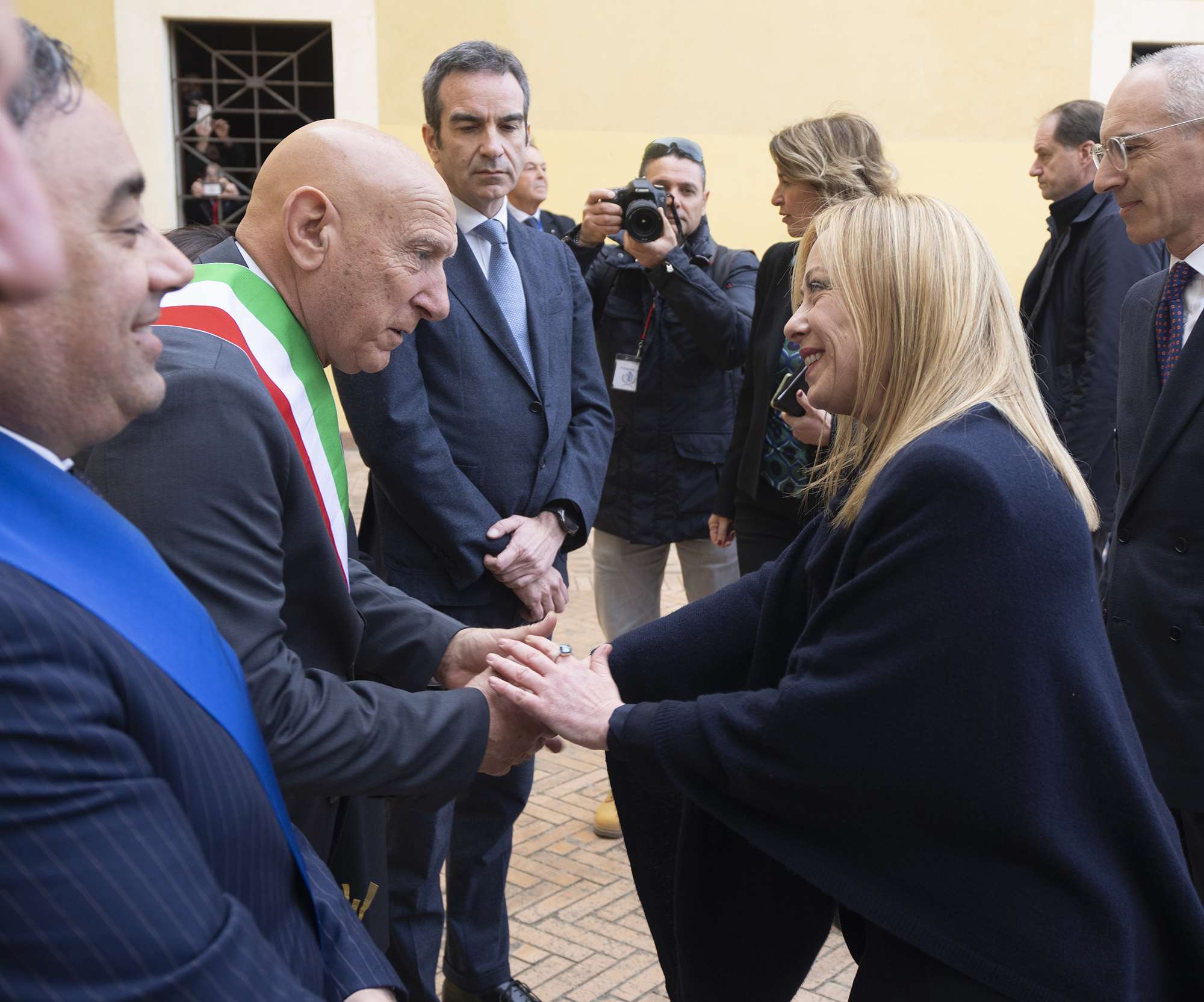 Consiglio dei ministri a Cutro: nuovo decreto legge sui migranti Il Sindaco di Cutro con la presidente del Consiglio - Ph Credit governo.it