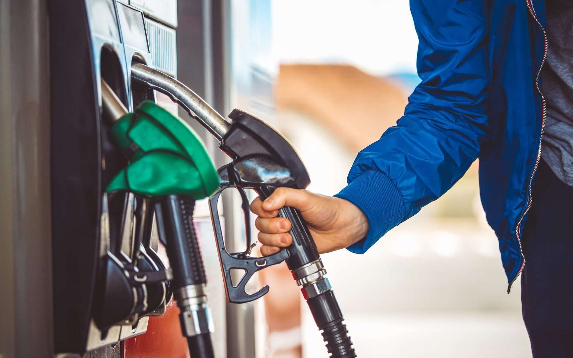 Il destino delle auto dal 2035: cosa succede dopo? Distributore di benzina - Ph Credit Ogha.it