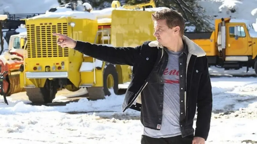 Jeremy Renner è in piedi e cammina nel nuovo video: “Il mio corpo si sta riprendendo” Jeremy Renner