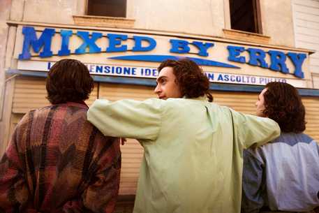 Mixed by Erry, la prima etichetta pirata nella Napoli degli anni ’80: al cinema dal 2 marzo Luigi d'Oriano, Giuseppe Arena e Emanuele Palumbo in una scena del film "Mixed by Erry". Photo credits: Andrea Pirrello