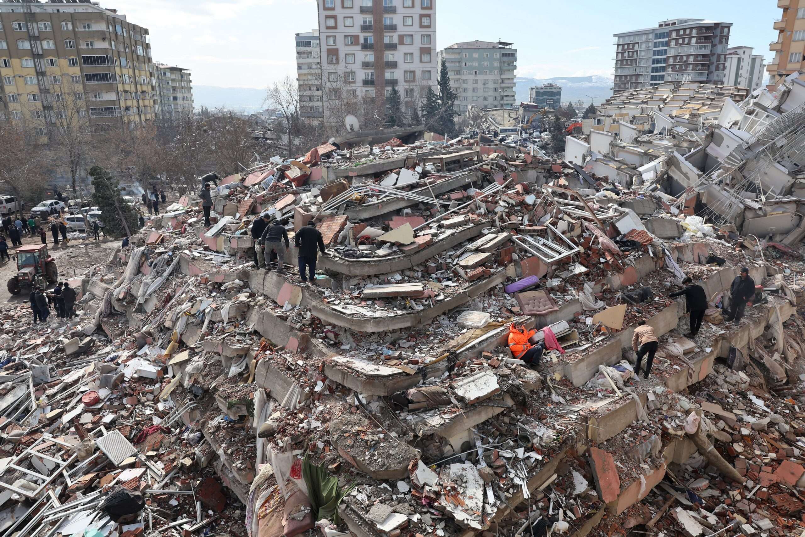 Il fantasma del terremoto passato Un edificio crollato per il terremoto a Kahramanmaras (Getty Images, foto via CNBC.com)
