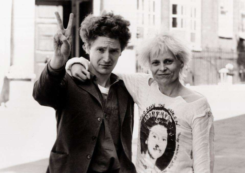 Vivienne Westwood con Malcolm Mclaren, e la famosa t-shirt della Regina Elisabetta. Ph@pinterest