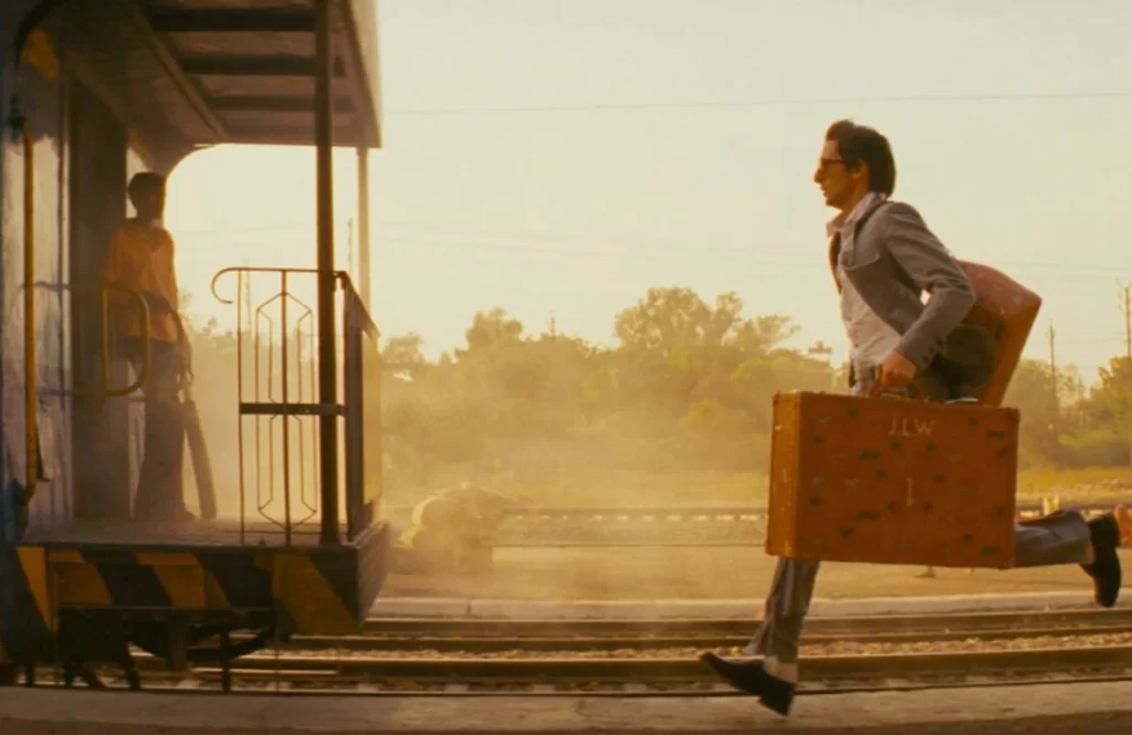 Adrien Brody in una scena del film "Il treno per il Darjeeling" 2007 di Wes Anderson.