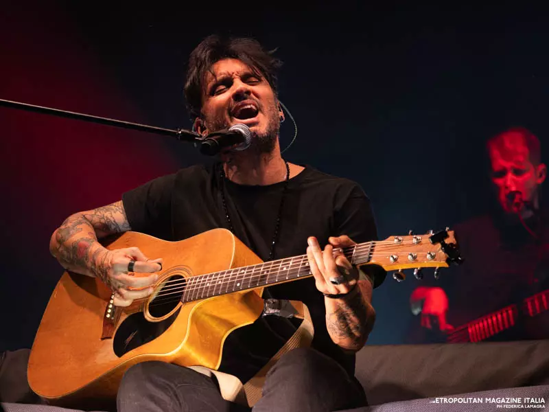 Fabrizio Moro, le foto del concerto intimo e coinvolgente al Teatro Augusteo di Napoli Fabrizio Moro live Teatro Augusteo Napoli 4.04.2023 - Ph © Federica Lamagra