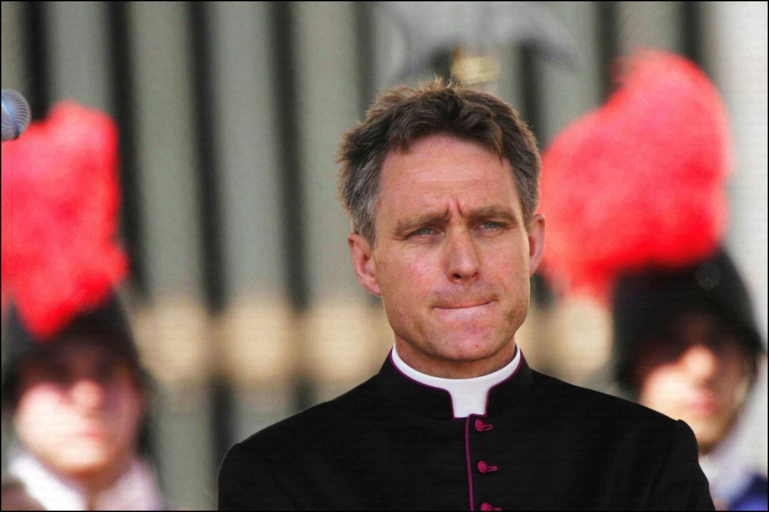 Chi è Padre Georg Gaenswein, affascinante e misterioso: “Alba Parietti ha avuto un debole per me”
