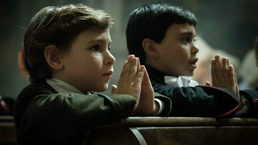“Rapito” di Marco Bellocchio: ecco la recensione del film Edgardo Mortara (Enea Sala) in una scena del film "Rapito" di Marco Bellocchio.